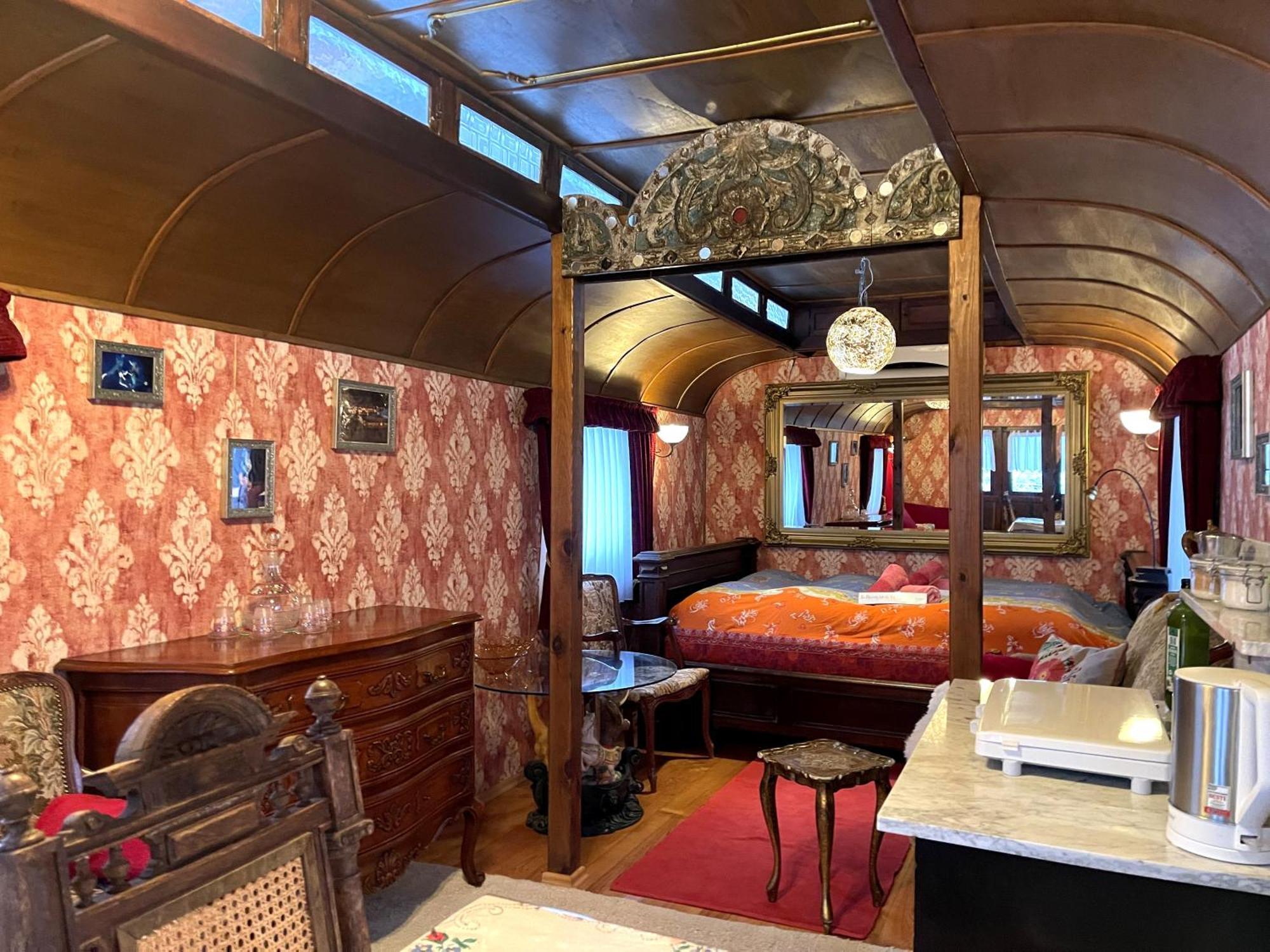Historischer Zirkuswagen Mit Terrasse Und Blick Ins Gruene Witzenhausen Ngoại thất bức ảnh